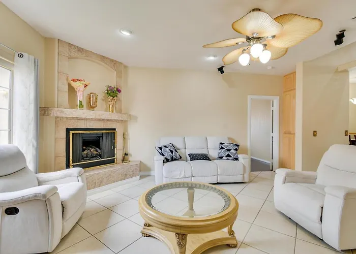 Luxe With Private Pool! Holiday home Yuma