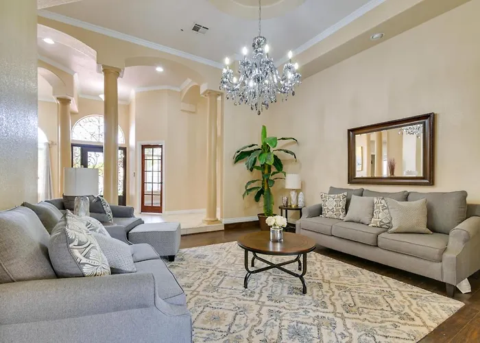 Holiday home Luxe With Private Pool!